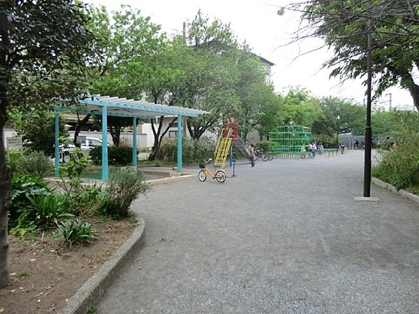 周辺環境:本山前桜公園(線路が近く電車が見られるので子供たちに人気の公園。春には沢山の桜が綺麗に咲き、お花見をする人も。)