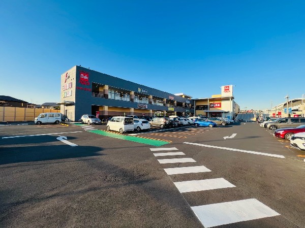 周辺環境:ベルク フォルテ横浜川和町店(スーパーマーケット「ベルク」を中心に、ドラッグストア、100円ショップ、無印良品などがあり便利です。)