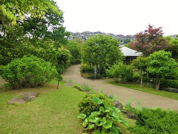 周辺環境:馬場花木園(豊かな緑に囲まれた、和風の風致公園です。桜や紅葉など、四季折々の花々と風情を楽しむことができます)