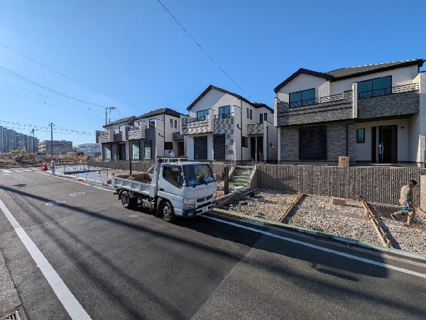 外観:面道路は車通りの少ない道路。小さなお子様も安心です。お車の出し入れが苦手な方も駐車しやすそうです。