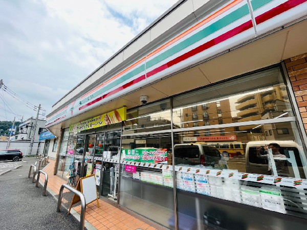 周辺環境:セブンイレブン横浜鴨居５丁目店(近くて便利、期待以上の品質を提供するコンビニ。セブンイレブンの商品を最短30分で届ける7NOW取扱店。)