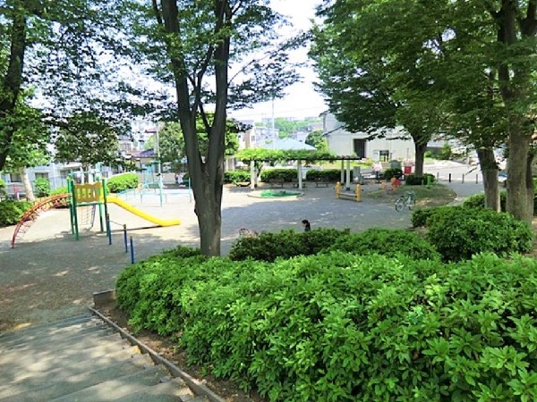 周辺環境:こざか第一公園(ボール遊びが出来る広場とブランコなどがある遊具広場の2段に分かれている。春は桜や藤棚が綺麗です。)