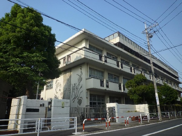 周辺環境:緑小学校(各学年4～5クラスの小学校。学校教育目標は「ふれあい・学びあい・みとめあうみどりっ子」です。)