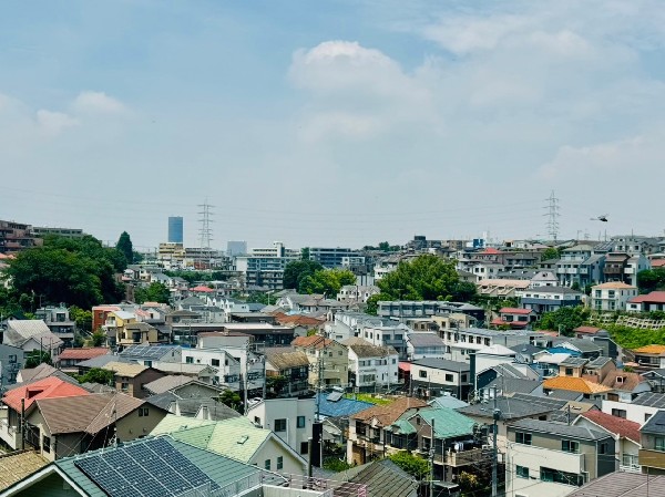 外観:道路の反対側の北西側は並行して建物が無いため、眺望がひらけており、どこまでも続く青空に癒されますね。