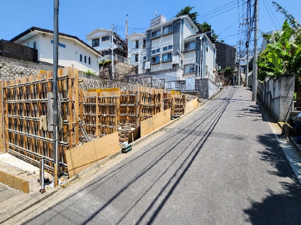 外観:幅4.9ｍの前面道路に面しています。道路との高低差もなく、車の出入りがしやすいので運転が苦手な方にも安心