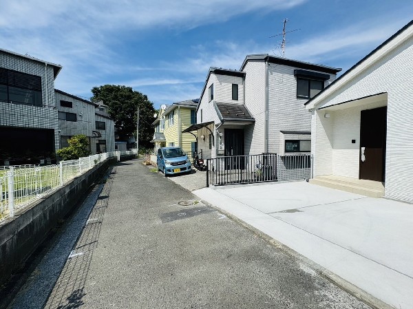 外観:前面道路は車通りの少ない道路。小さなお子様も安心です。お車の出し入れが苦手な方も駐車しやすそうです。