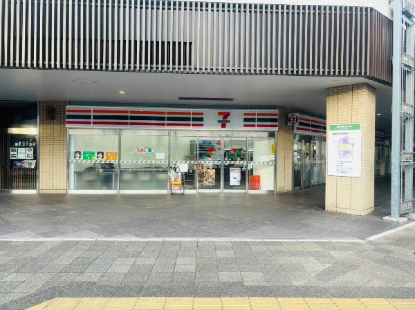 周辺環境:セブンイレブン長津田駅北口店(長津田駅の北口を出てすぐの距離にあります。店内は広く、品揃えも豊富。イートインコーナー8席あり。)