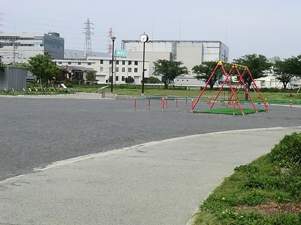 周辺環境:下末吉公園(鶴見川の近くにある公園です。お子様の遊具の他にも、大人用の健康遊具もあるので親子で楽しむ事が出来ます)