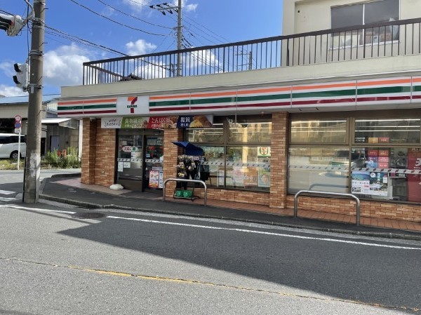 周辺環境:セブンイレブン横浜上菅田町店(近くて便利、期待以上の品質を提供するコンビニ。セブンイレブンの商品を最短30分で届ける7NOW取扱店。)