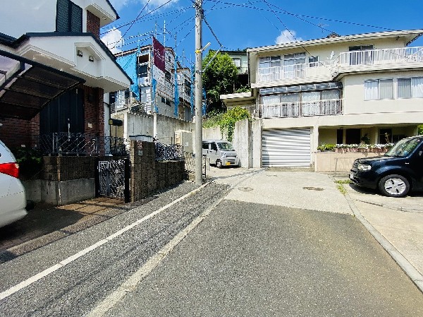 外観:前面道路は車通りの少ない道路。小さなお子様も安心です。お車の出し入れが苦手な方も駐車しやすそうです。