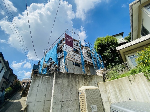 外観:落ち着きある住宅街、一種低層住居専用地域内に位置しています。日当りを大きく遮られることもありません