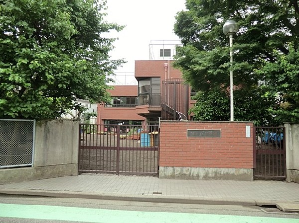 周辺環境:桜ケ丘幼稚園(キリスト教保育の幼稚園。一人ひとりの違いを尊重し、感謝の心を持つことの大切さを子どもたちに教えます。)