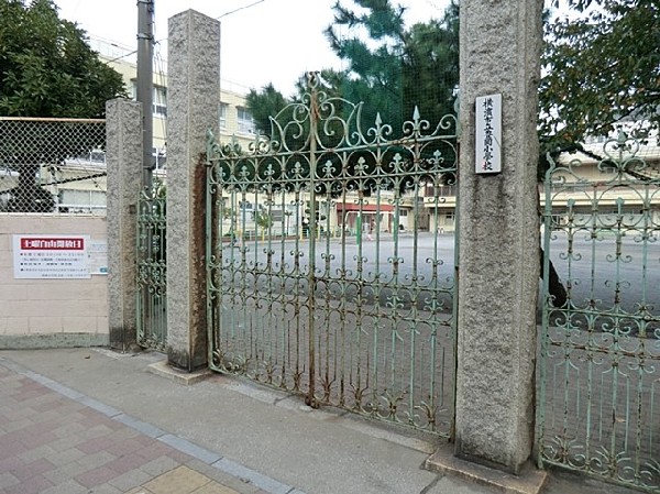 周辺環境:豊岡小学校(創立９７年の歴史と伝統のある小学校。教育目標は「学び合い　高め合い　まちとともに明日を拓く豊岡っ子」)