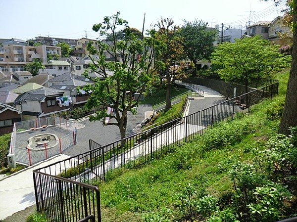 周辺環境:西寺尾第四公園(木漏れ日の下で休憩できる公園。柵に囲われた砂場と滑り台があります。小さなお子様と遊ぶのにぴったりです。)