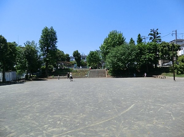 周辺環境:松見八幡公園(八幡神社に隣接していて、盆踊り会場にもなる公園。ボール遊びができる広場とブランコや滑り台などの遊具があります。)