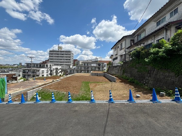 外観:前面道路は車通りの少ない道路。小さなお子様も安心です。お車の出し入れが苦手な方も駐車しやすそうです。