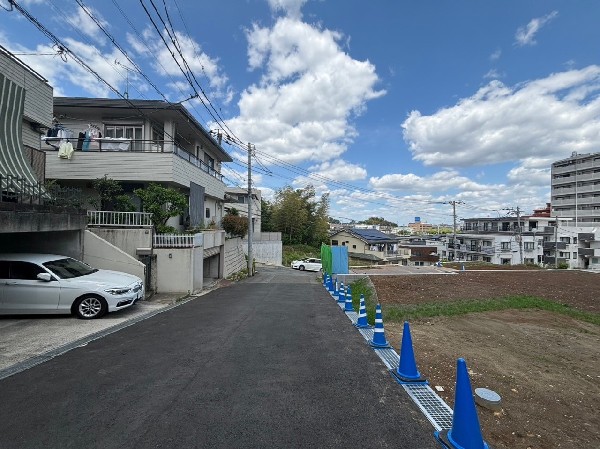 外観:前面道路は車通りの少ない道路。小さなお子様も安心です。お車の出し入れが苦手な方も駐車しやすそうです。