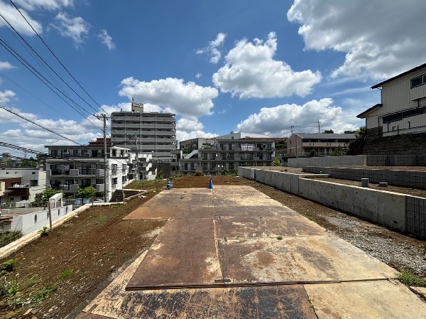 外観:住居部分は一段高いところにあるので、陽当り、眺望良好。東側は駐車場になっており解放感があります。