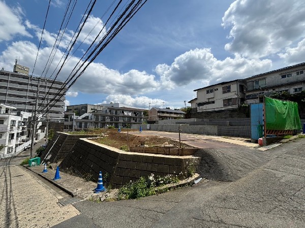 外観:前面道路は車通りの少ない道路。小さなお子様も安心です。お車の出し入れが苦手な方も駐車しやすそうです。