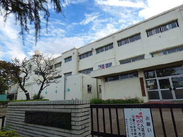 周辺環境:上末吉小学校(住宅街の中にあり、自然も近くにあるので環境に恵まれている小学校です。学校行事も充実しています。)