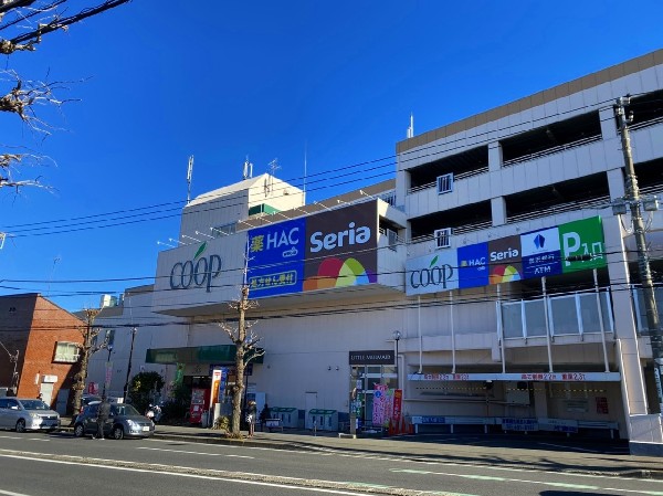 周辺環境:ユーコープ片倉店(確かな品質を、お求めやすい価格で提供するスーパー。建物内にドラッグストア、１００円ショップなどがあり便利です。)