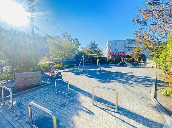 周辺環境:上の宮第二公園(住宅街の中にある公園。子供が喜ぶ滑り台付遊具もあり、小さいお子様から小学生のお子様も楽しく遊べますね。)