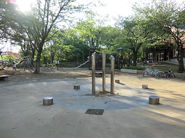 周辺環境:神大寺中央公園( 緑に囲まれた自然豊かな公園。園内には子ども向けのログハウスがあり、雨の日でも遊ぶことができます。)