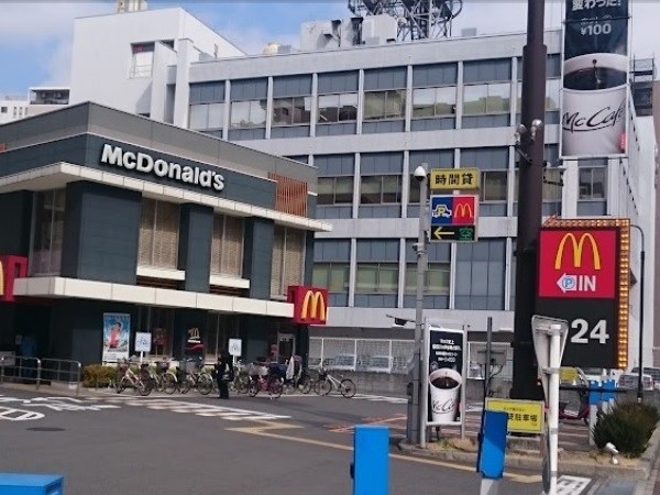 周辺環境:マクドナルド １５号鶴見店(定番のハンバーガーショップ。ハッピーセットやマックカフェも人気。24時間営業。ドライブスルー有。)