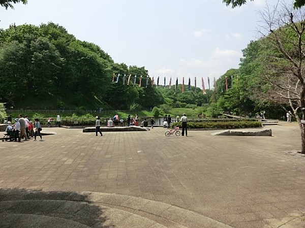 周辺環境:四季の森公園(季節によって様々な野花が咲き誇る。ジャンボ滑り台や水遊び可能な池がお子様にも人気の大規模公園です。)