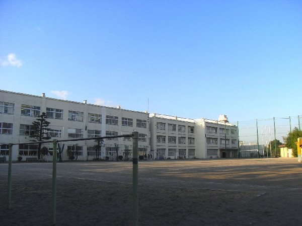 周辺環境:一本松小学校(１学年１～２クラスの小規模校。野島宿泊体験学習や社会科見学などを取り入れ、学校外での学びの機会を増やす。)