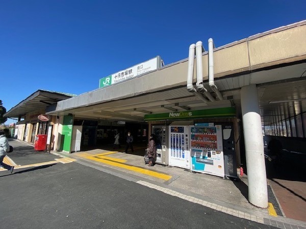 周辺環境:十日市場駅(駅の周りには大手のスーパーがいくつかあり、買い物に便利です。横浜駅にも乗り換えなしで行けます。)