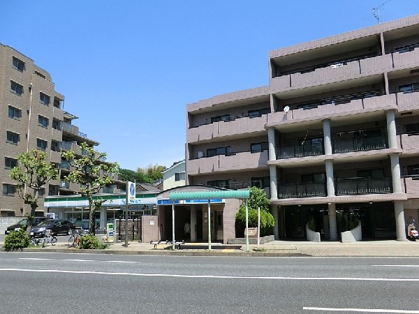 周辺環境:三ツ沢上町駅(横浜駅まで4分、センター北駅まで19分。駅周辺にはコンビニやお惣菜屋さんがあり便利な駅です。)