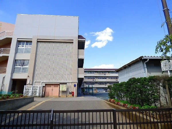 周辺環境:森の台小学校(公園に隣接し広々とした小学校。教育目標は、「自分大すき、友だち大すき、共に学ぶ子、実践する子」)