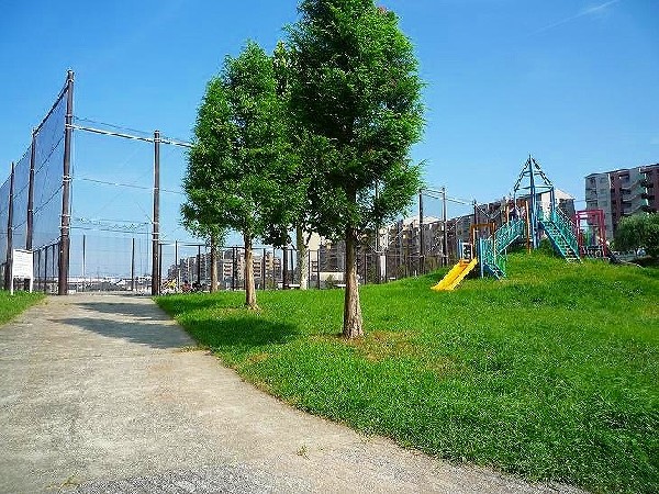 周辺環境:森の台中ノ谷公園 (複合遊具の形状から「ロケット公園」として近隣の子供たちや森の台小学校の児童に親しまれています。)