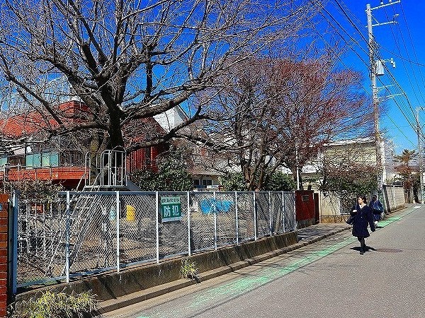 周辺環境:桜ヶ丘幼稚園(キリスト教保育の幼稚園。一人ひとりの違いを尊重し、感謝の心を持つことの大切さを子どもたちに教えます。)