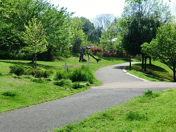 周辺環境:片倉うさぎ山公園(砂地広場・幼児向けの遊具広場・林広場がある広々とした公園です。プレイパークがあり、様々な遊び体験ができます。)