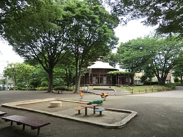 周辺環境:境之谷公園(高台にある自然豊かな公園。園内にはこどもログハウスがあり、雨の日も室内アスレチックで遊べます。)