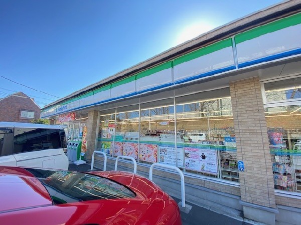 周辺環境:ファミリーマート横浜東高校前店(ホットスナックのファミチキが人気のコンビニ。酒たばこ取扱い有。少量のチルド総菜が充実している。)