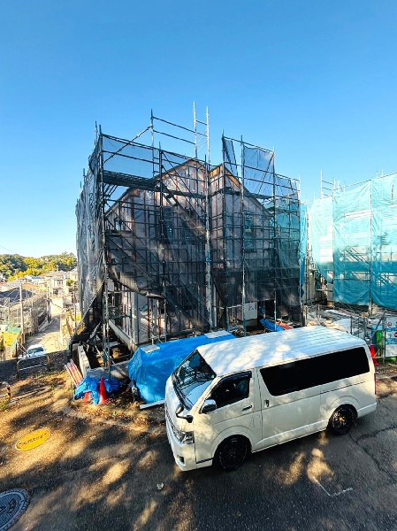 外観:閑静な住宅街の角地に建つ、開放感あふれる住まいです。1号棟は南・南東道路に面しており陽当り良好です。