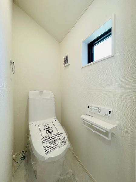 ウォシュレット、暖房便座機能付のトイレです。1階と2階の2カ所に設置しており忙しい朝も便利です。