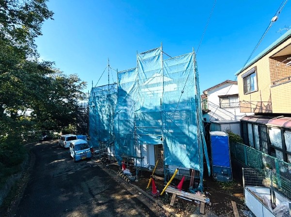 外観:閑静な住宅街に建つ新築一戸建。3号棟は南東道路に14.5ｍ接し、陽ざしをたっぷり取り込めます。