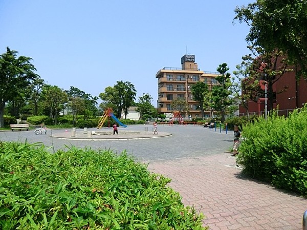 周辺環境:鴨居西河内公園(滑り台、ブランコ、鉄棒や大きな砂場がある自然豊かな公園。鶴見川の近くなので、お散歩に良さそうですね。)