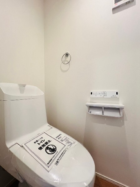 ウォシュレット、暖房便座機能付のトイレです。2階と3階の2ヶ所に設置しているので忙しい朝も便利です。