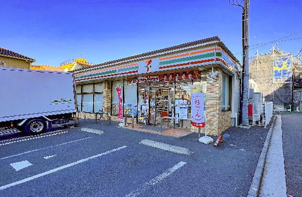 周辺環境:セブンイレブン横浜伊勢町3丁目店(本物件より徒歩3分の近さのコンビニ。時間を問わず幅広い品物が揃うので、気楽に立ち寄ることができますね)