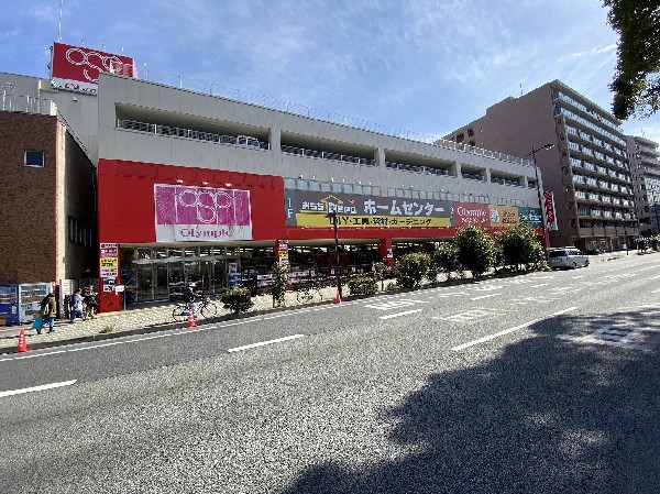 周辺環境:おうちデポ鶴見中央店(日曜大工やDIYグッズ工具、金物、資材、塗料など幅広く取り扱う大型ホームセンター。オリンピックが併設。)