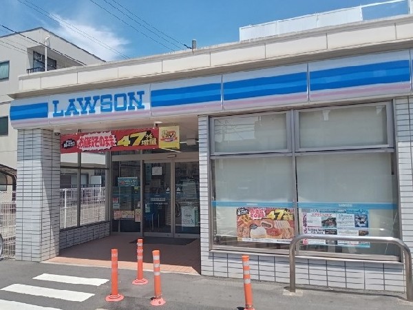 周辺環境:ローソン川崎小倉四丁目店(スイーツが人気のコンビニ。店内厨房で炊いたご飯や出来立て揚げ物を提供するまちかど厨房取扱店。)