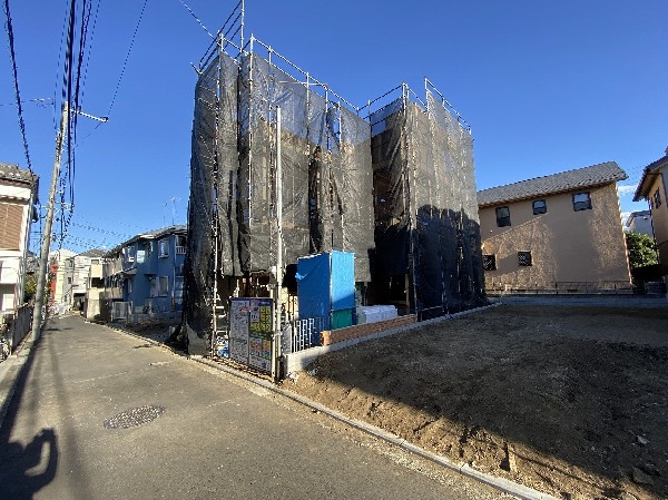 外観:前面道路は車通りの少ない道路。小さなお子様も安心です。お車の出し入れが苦手な方も駐車しやすそうです。