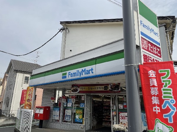 周辺環境:ファミリーマート 竹山団地店(時間を問わず、幅広い品物が揃うコンビニ。フライヤー商品やスイーツなど美味しいオリジナル商品が魅力的。)