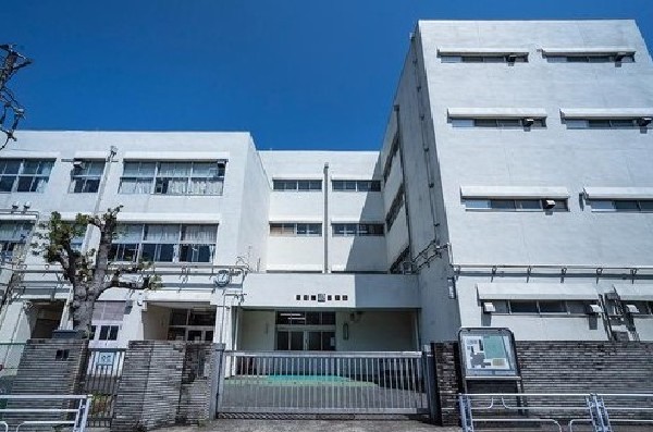 周辺環境:竹山小学校(緑に囲まれた静かな団地の中にある小学校。「知恵出せ，汗出せ，明るい子」を合言葉に取り組みます。)