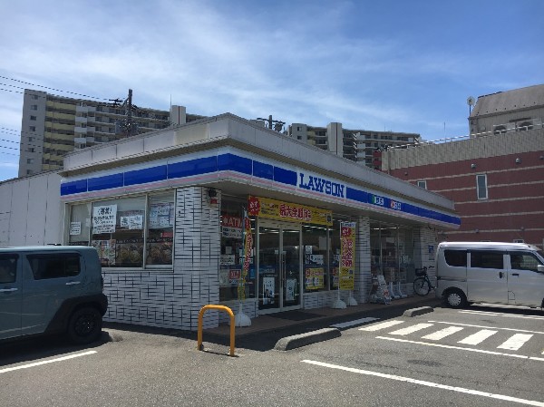 周辺環境:ローソン長津田みなみ台店(スイーツが人気のコンビニ。店内厨房で炊いたご飯や出来立て揚げ物を提供するまちかど厨房取扱店。)